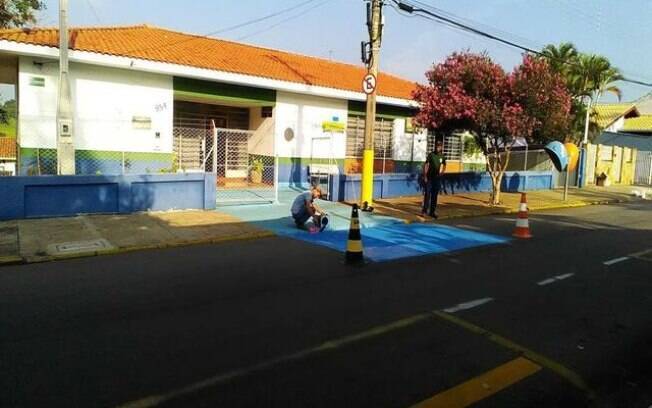 Segundo a prefeitura, a técnica de pintar o asfalto de azul vem dos conhecimentos obtidos na área de Climatologia
