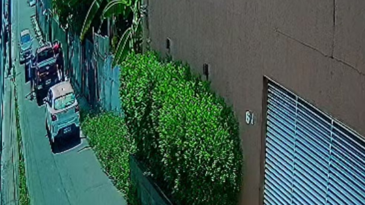 Câmeras de segurança flagraram o momento em que o empresário foi sequestrado.