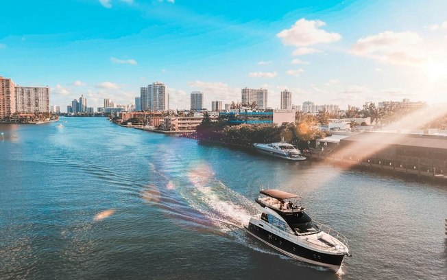Agência oferece passeios de barco para turistas em Miami