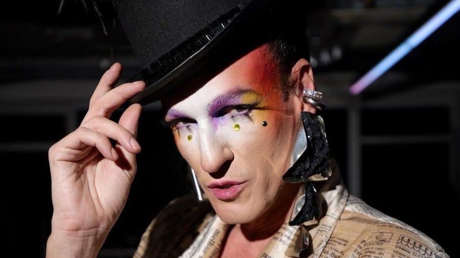 Dudu Bertholini comenta nova temporada de Drag Race Brasil e fala sobre pressão, hate e figurinos