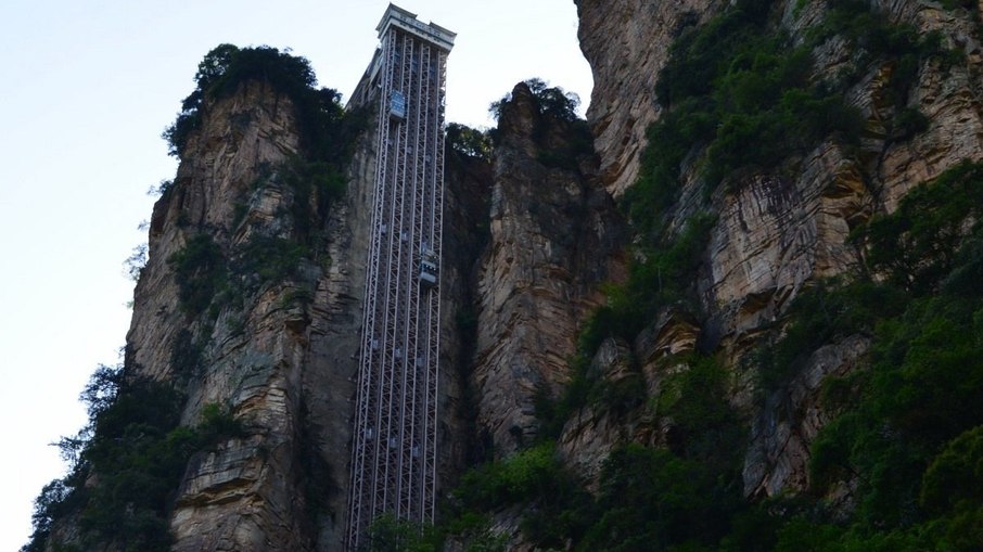Elevador de vidro Bailong tem 326 m de altura