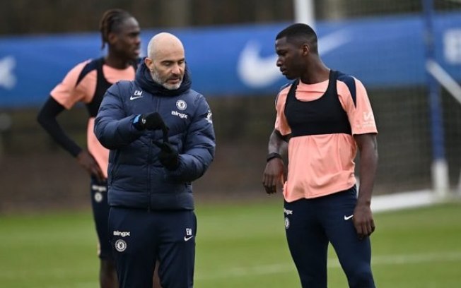 Enzo Maresca dá instruções. Treinador busca recolocar o Chelsea nos trilhos do Campeonato Inglês Enzo Maresca dá instruções. Treinador busca recolocar o Chelsea nos trilhos do Campeonato Inglês
