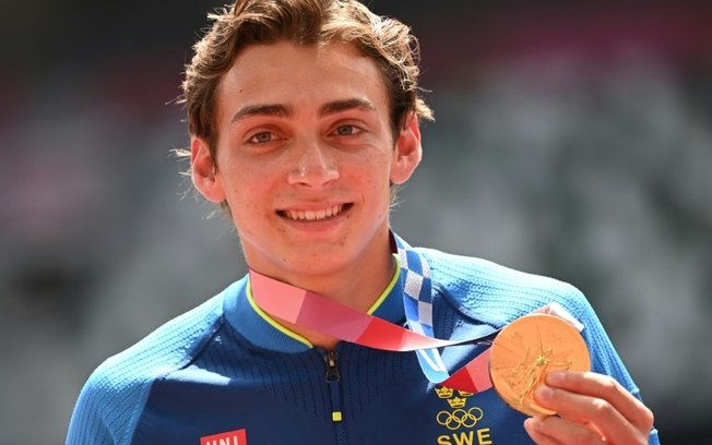 O sueco Armand Duplantis posa com sua medalha de ouro como campeão olímpico de salto com vara nos Jogos de Tóquio, em 4 de agosto de 2021, na capital japonesa