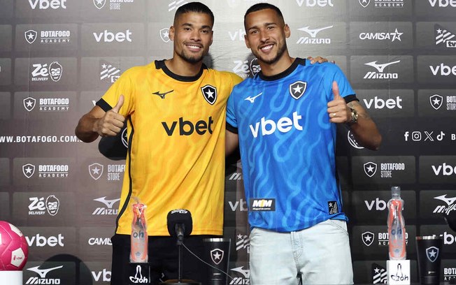 Parece dupla sertaneja! Warleson e Batista em ação pelo Botafogo Parece dupla sertaneja! Warleson e Batista em ação pelo Botafogo