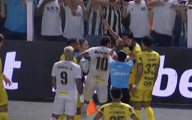 Torcedor do Santos cuspiu em Reinaldo, do Mirassol, durante jogo na Vila Belmiro Torcedor do Santos cuspiu em Reinaldo, do Mirassol, durante jogo na Vila Belmiro
