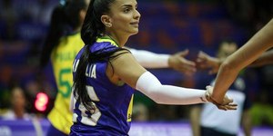 Jogadora de vôlei abre live e expõe traição do namorado