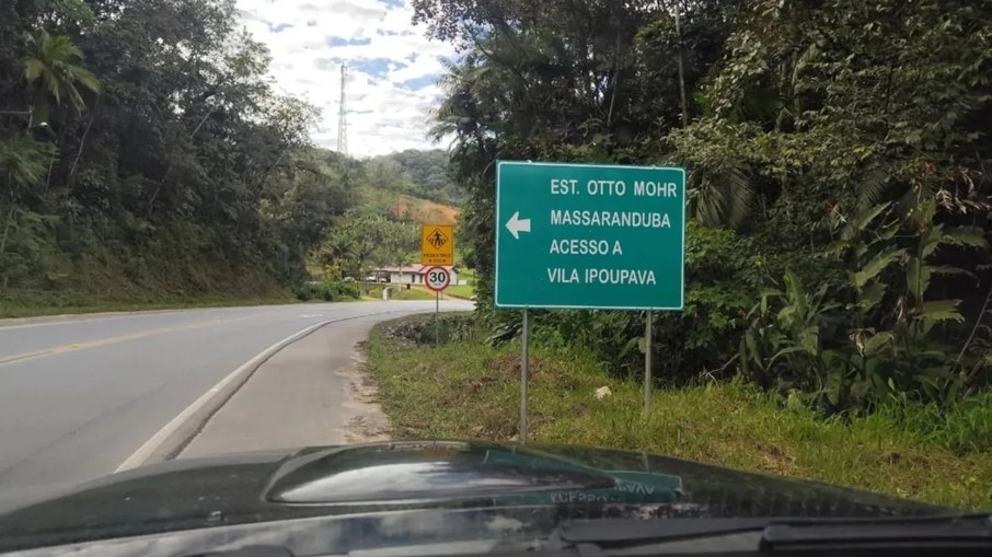 No Brasil, placa na rodovia SC-110, em Pomerode, no Vale do Itajaí, em Santa Catarina No Brasil, placa na rodovia SC-110, em Pomerode, no Vale do Itajaí, em Santa Catarina
