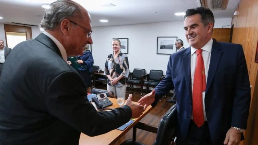 O vice-presidente eleito Geraldo Alckmin (esq.) cumprimenta o ministro Ciro Nogueira (dir.)