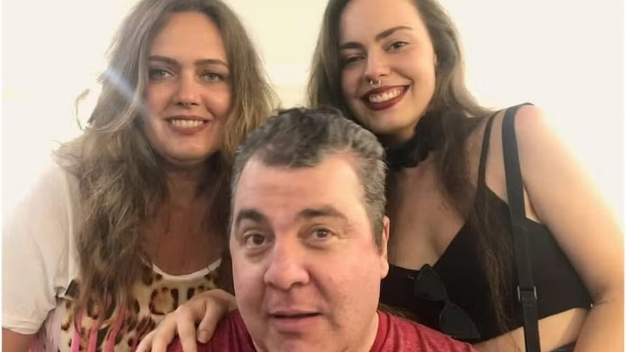 Gerson Brenner ao lado das duas filhas