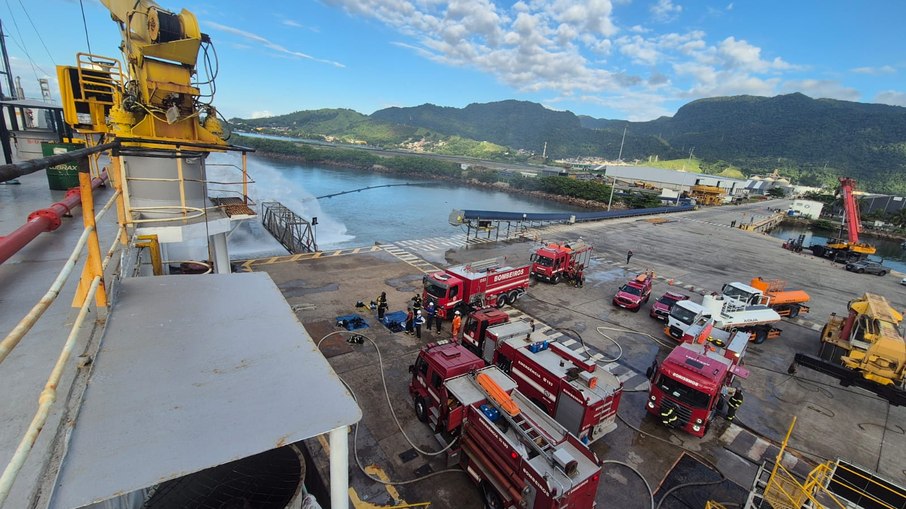 Navio com 2,6 mil cabeças de gado pega fogo no litoral de SP