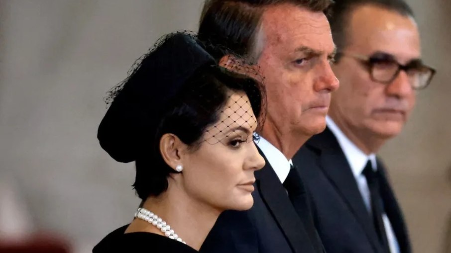 Bolsonaro, Michelle e demais de sua comitiva visitam o caixão da Rainha