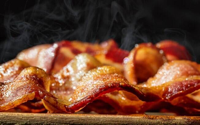 Já estamos sentindo o cheiro dessas receitas com bacon daqui, e vocês? Uma fatia de bacon tem a capacidade de deixar o dia melhor.