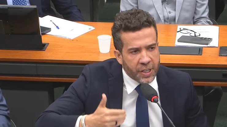 Deputado André Janones é internado com arritmia em São Paulo