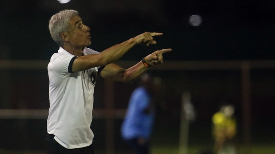Luís Castro está com o cargo pressionado no Botafogo