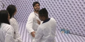 Ricardinho se vê pequeno no Quarto Branco e desiste do BBB
