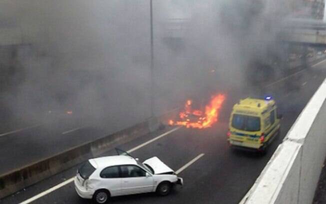 Carro de Liedson pega fogo após acidente em Portugal