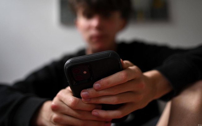 Diversos países debatem ou implementam vetos a menores de idade nas redes sociais