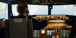 Segurança no ar: por que pilotos comem refeições diferentes?