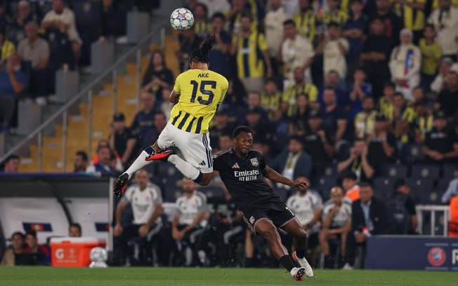 Jogadores de Fenerbahçe e Lyon em disputa de bola no playoff da Champions