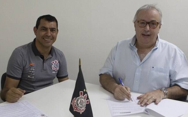 Fabio Carille assina novo contrato com o Corinthians até dezembro de 2019