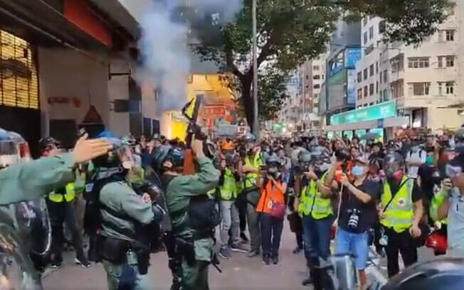 A polícia usou gás lacrimogêneo para reprimir os protestos, inclusive atirando-os para cima