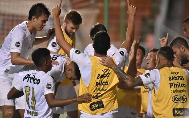 Jogadores do Santos comemoram um dos mais de 12.500 gols marcados na história do clube