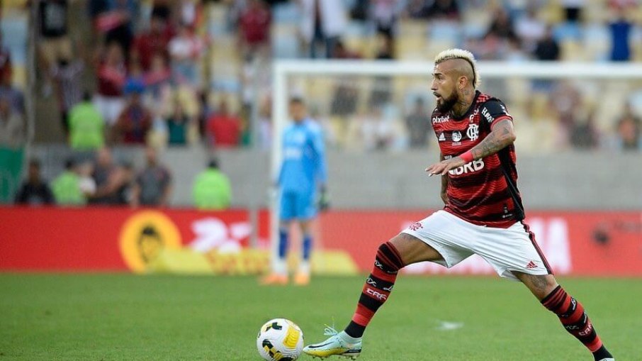 Vidal foi xingado por torcedores do Flamengo antes de embarque para o Mundial