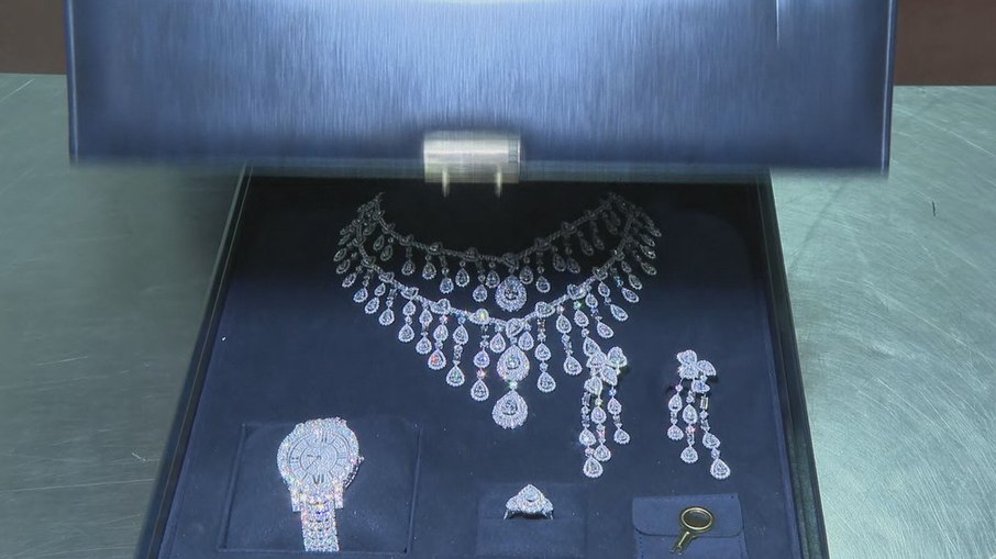 Caixa com conjunto de joias está guardada em cofre de depósito da Receita Federal