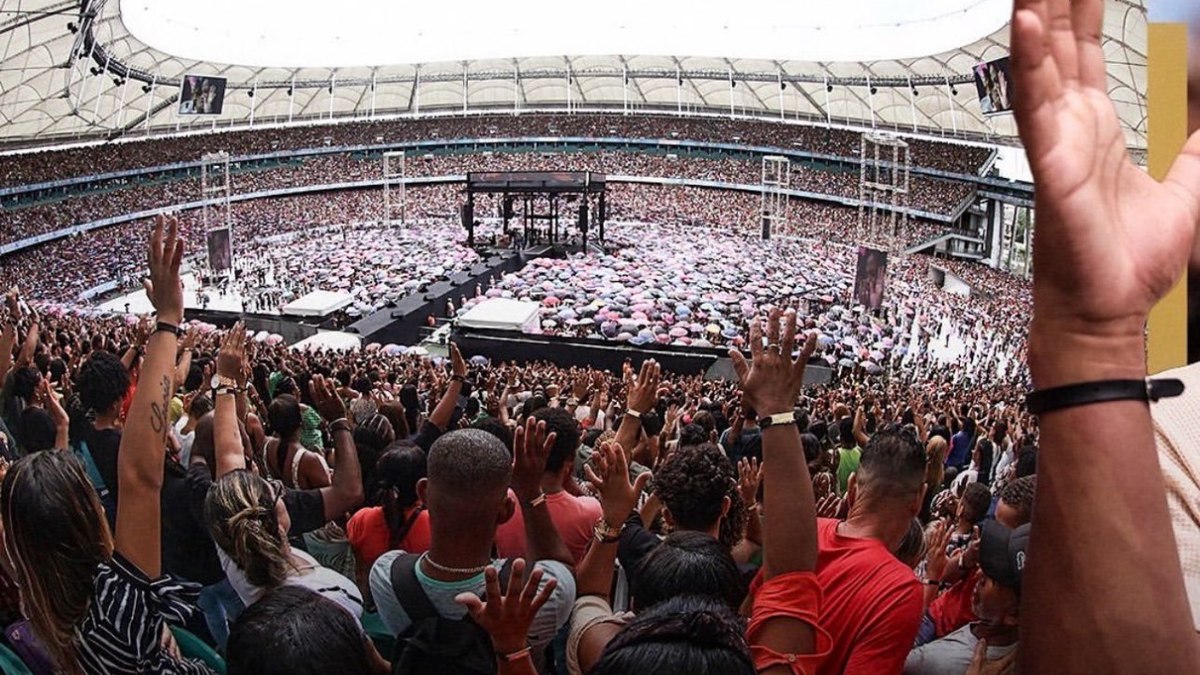 Encontro reúne mais de 80 mil pessoas em estádio de futebol