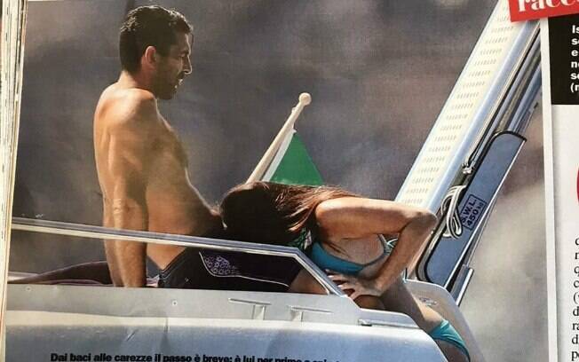 Buffon e a namorada Ilaria D'Amico foram fotografados nas férias e as imagens causaram polêmica