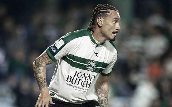 Maicon deve ser titular contra o São Paulo
