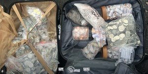 Passageiro é preso com 15 malas de cédulas e moedas estrangeiras