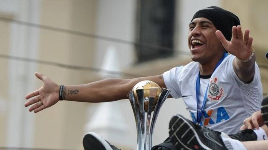 Paulinho comemorando a conquista do Mundial de Clubes de 2012