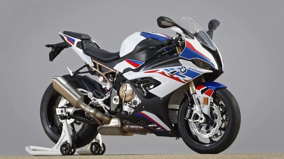 A BMW S1000RR é uma moto esportiva orientada para a corrida, inicialmente fabricada pela BMW Motorrad para competir no Campeonato Mundial de Superbike de 2009, que agora está em produção comercial