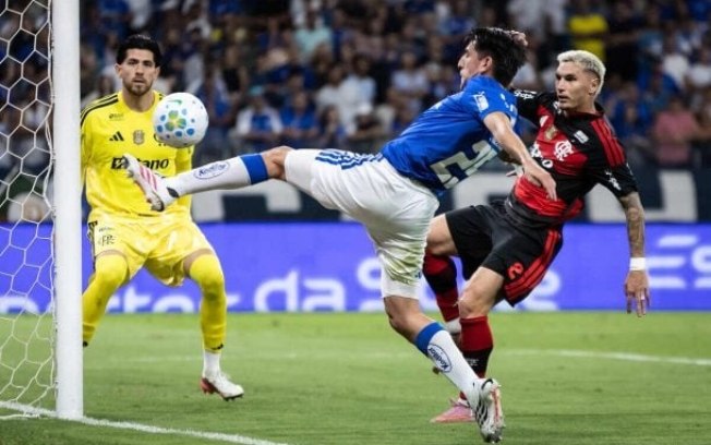 Cruzeiro e Flamengo travaram duelo neste sábado (22), desta vez pelo Brasileirão