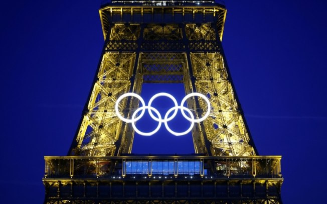 Aros olímpicos iluminados na Torre Eiffel, em Paris