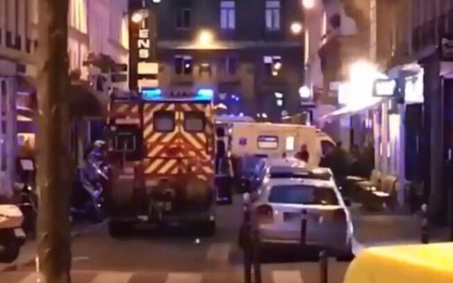 Pelo menos uma pessoa morreu, vítima de novo ataque na cidade de Paris, neste sábado (12)