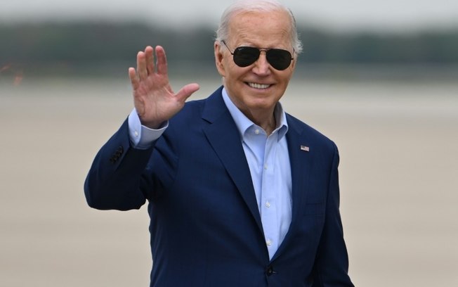 O presidente americano Joe Biden acena antes de embarcar no Air Force One na Base Conjunta de Andrews, em Maryland, em 18 de abril de 2024