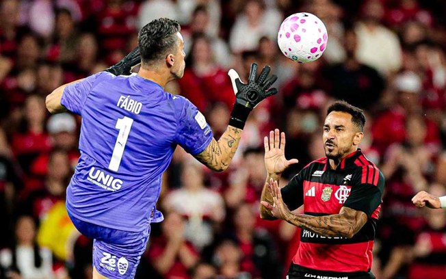 Danilo, do Flamengo, levou a pior em choque com o goleiro Fábio, do Fluminense Danilo, do Flamengo, levou a pior em choque com o goleiro Fábio, do Fluminense
