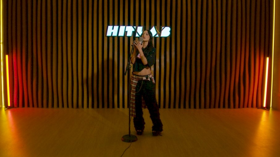 Júlia Rezende revisita 'Invenção' em performance intimista Júlia Rezende revisita 'Invenção' em performance intimista