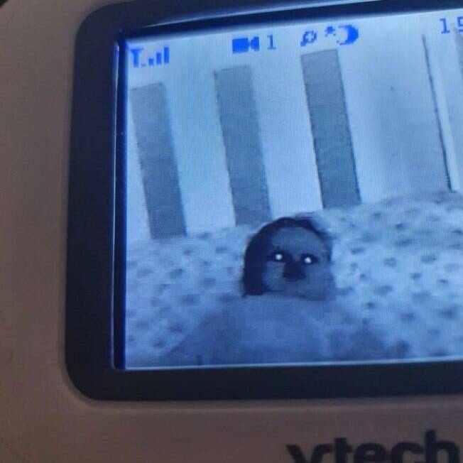 A imagem do Imagem de bebê com olhos brilhando na babá eletrônica