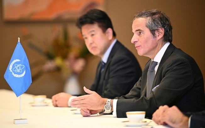 O diretor da AIEA, Rafael Grossi (D), durante reunião em Tóquio, em 18 de fevereiro de 2025