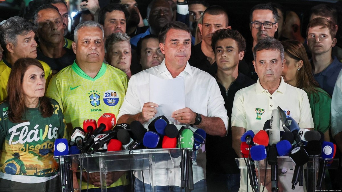 Flávio altera rota para buscar reversão da derrota - Foto