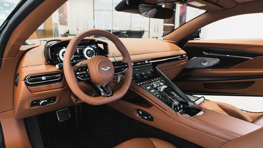 Interior do DB12 S aposta em couro, Alcantara e ampla possibilidade de personalização