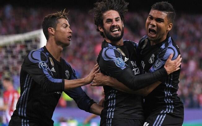 Jogadores do Real Madrid comemoram gol de Isco que garantiu a classificação