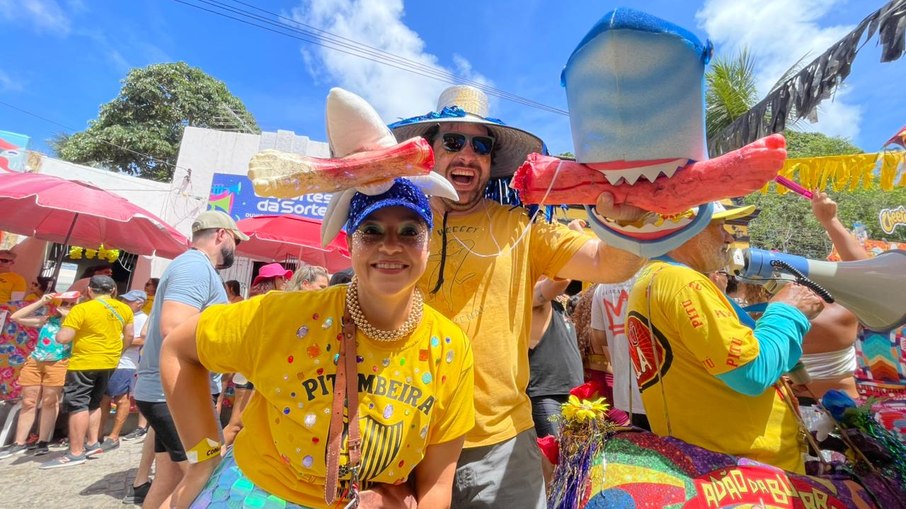 Foliões fantasiados com a temática do filme 