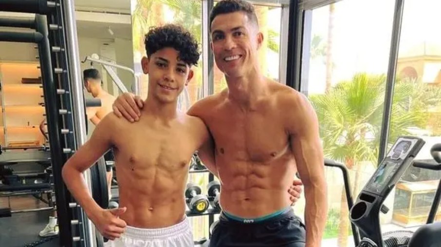 Cristiano Ronaldo e o filho na academia.