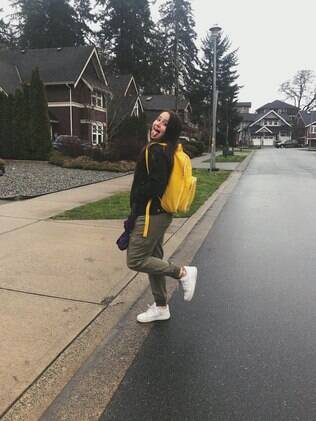 Nathalia Salis na rua em Victoria%2C no Canadá