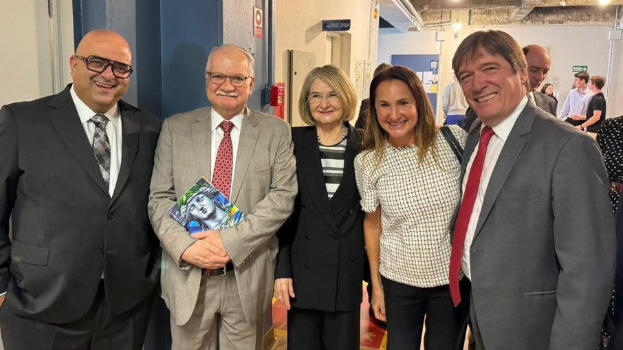 Embora pessoa discreta, o fato é que o ministro Luiz Edson Fachin é luz no Humanismo, Direito e na Justiça. Embora pessoa discreta, o fato é que o ministro Luiz Edson Fachin é luz no Humanismo, Direito e na Justiça.