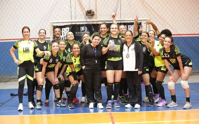 Fênix faz partida perfeita e bate o Country pela Copa AVS/Smec Fênix faz partida perfeita e bate o Country pela Copa AVS/Smec